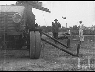 試製七糎半自動車高射砲發射時之狀况 於春木射場 大正十四年七月五日